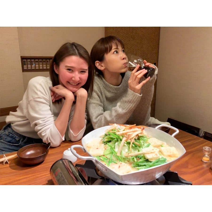 中村明花さんのインスタグラム写真 - (中村明花Instagram)「. 日本にいる間に大好きな友達たちと会って充電もできました♡ . タイに行く前にやりたい事を全部叶えてくれた優しい美優ちゃん💕 ヘッドスパからの、タイに持っていく服のお買い物からの、最後はもつ鍋😍 いやぁー最高。娘も母に預かって貰っていたので、自由時間の幸せを噛み締めていました😂💕 . . 恒例のまこちとなおちゃんと子連れで行きやすい美味しいお店巡り♡ まさかのスーパーフライングでお誕生日お祝いしてもらっちゃいました😳 タイに行ってお祝い出来ないから早めにって…優しい友を持って幸せだ😭💕 ご飯美味しいは楽しいは子供達に癒されるは至福の時間でした♡ . . 京都から都内に来ていた蘭ちゃんと、まなちゃんにも会えました💕 筋肉医師という肩書きが面白過ぎるまなちゃんの旦那様も途中合流👨🏻💪🏼 子供達が寝てる間が1番ゆっくり話せたかな😂起きてからは子供たちを追いかける母達（笑） 体力も使うけど楽しそうに遊んでる姿を見てると本当に癒されるね☺️ またゆっくり会いたいなぁ💕 . . #love♡」4月4日 10時16分 - sayaka_nakamura3