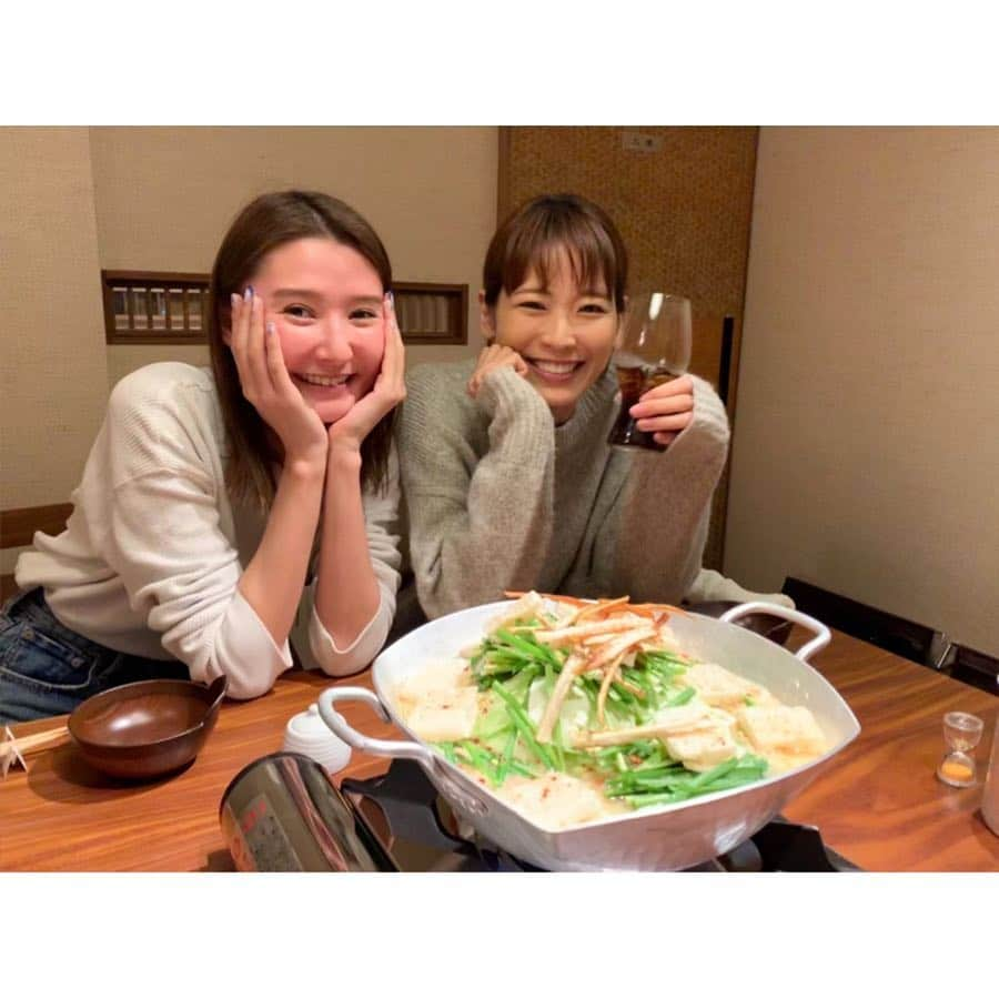 中村明花さんのインスタグラム写真 - (中村明花Instagram)「. 日本にいる間に大好きな友達たちと会って充電もできました♡ . タイに行く前にやりたい事を全部叶えてくれた優しい美優ちゃん💕 ヘッドスパからの、タイに持っていく服のお買い物からの、最後はもつ鍋😍 いやぁー最高。娘も母に預かって貰っていたので、自由時間の幸せを噛み締めていました😂💕 . . 恒例のまこちとなおちゃんと子連れで行きやすい美味しいお店巡り♡ まさかのスーパーフライングでお誕生日お祝いしてもらっちゃいました😳 タイに行ってお祝い出来ないから早めにって…優しい友を持って幸せだ😭💕 ご飯美味しいは楽しいは子供達に癒されるは至福の時間でした♡ . . 京都から都内に来ていた蘭ちゃんと、まなちゃんにも会えました💕 筋肉医師という肩書きが面白過ぎるまなちゃんの旦那様も途中合流👨🏻💪🏼 子供達が寝てる間が1番ゆっくり話せたかな😂起きてからは子供たちを追いかける母達（笑） 体力も使うけど楽しそうに遊んでる姿を見てると本当に癒されるね☺️ またゆっくり会いたいなぁ💕 . . #love♡」4月4日 10時16分 - sayaka_nakamura3