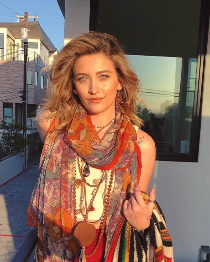 JO BAKERのインスタグラム：「P A R I S • J A C K S O N 🇺🇸 Golden Hour 70’s #peacenik pretty!!! 🥳🥳🥳🥳🥳H A P P Y B I R T H D A Y 🥳 to my beautiful birdie !!! 21 today.  SO MUCH LOVE FOR YOU BEAUTY!!! Video taken before her musical debut for @thesoundflowers last Saturday night!! Proud of you peach! #parisjackson #babywolfeyes」