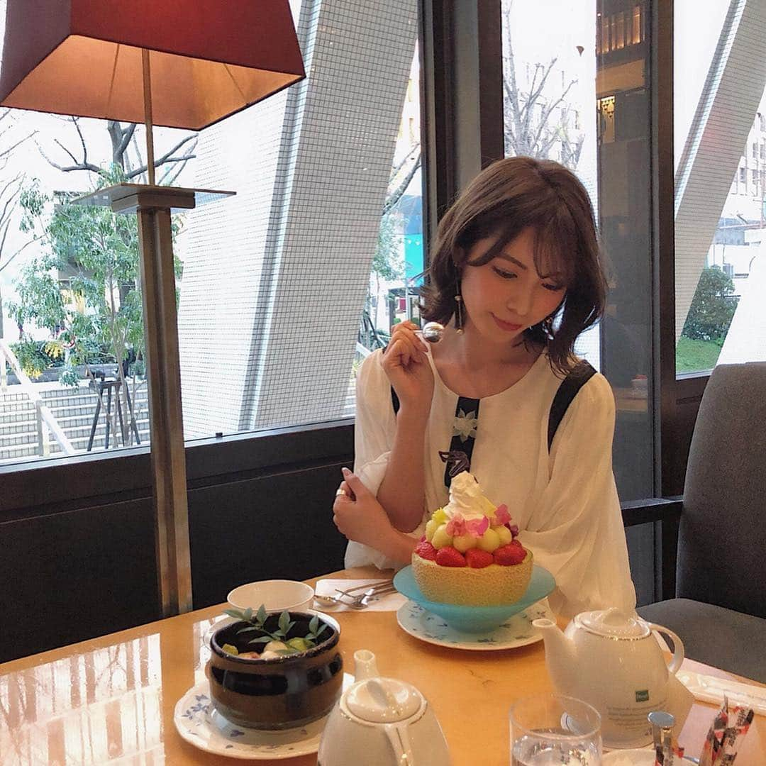 Yuika Matsuさんのインスタグラム写真 - (Yuika MatsuInstagram)「. . 今みても すごい迫力❤️ . . . #ホテル日航大阪  の1階 ティーラウンジ で  4/1 からスタートしてる 至極のパフェWeeks🍈 に行ってきました♪ . . . 今年は ⚫︎メロンの果肉を贅沢に使用したプレミアムパフェ 🍈  #メロンエフレーズ . . ⚫︎庭園をイメージした和風パフェ 🍵  #抹茶パフェオジャルダン  の2種 。 . . メロン・エ・フレーズ は マスクメロン器の中に苺、バニラアイスクリーム、 チョコレートなどがトッピング 💕 . . 運ばれてきた瞬間 から @110ayamin ちゃんと 『 スゴイーーッ✨✨ 』『 綺麗！！ 』 大興奮 🥺笑 . . . 抹茶パフェ オ・ジャルダン は 見た目も美しく 抹茶アイスクリームや きな粉と黒糖のアイスクリーム など、  和のテイスト のパフェ 🍨 甘すぎない上品な味で 食べやすかったよ♪ . . . ▷5/31 までの 限定スイーツだから 気になった人は行ってみて ♪ . . . ちなみに、 2人で食べてお腹いっぱいになったよ🤤 2種類どっちも食べるなら  3人ぐらいで行くのがベストかも 🤔❣️ . . . . . . #アフタヌーンティー #afternoontea #sweets  #ホテル日航大阪スイーツ #大阪スイーツ#心斎橋カフェ #スイーツ #パフェ #メロン #マスクメロン  #マスクメロンパフェ」4月4日 10時17分 - yuika00802