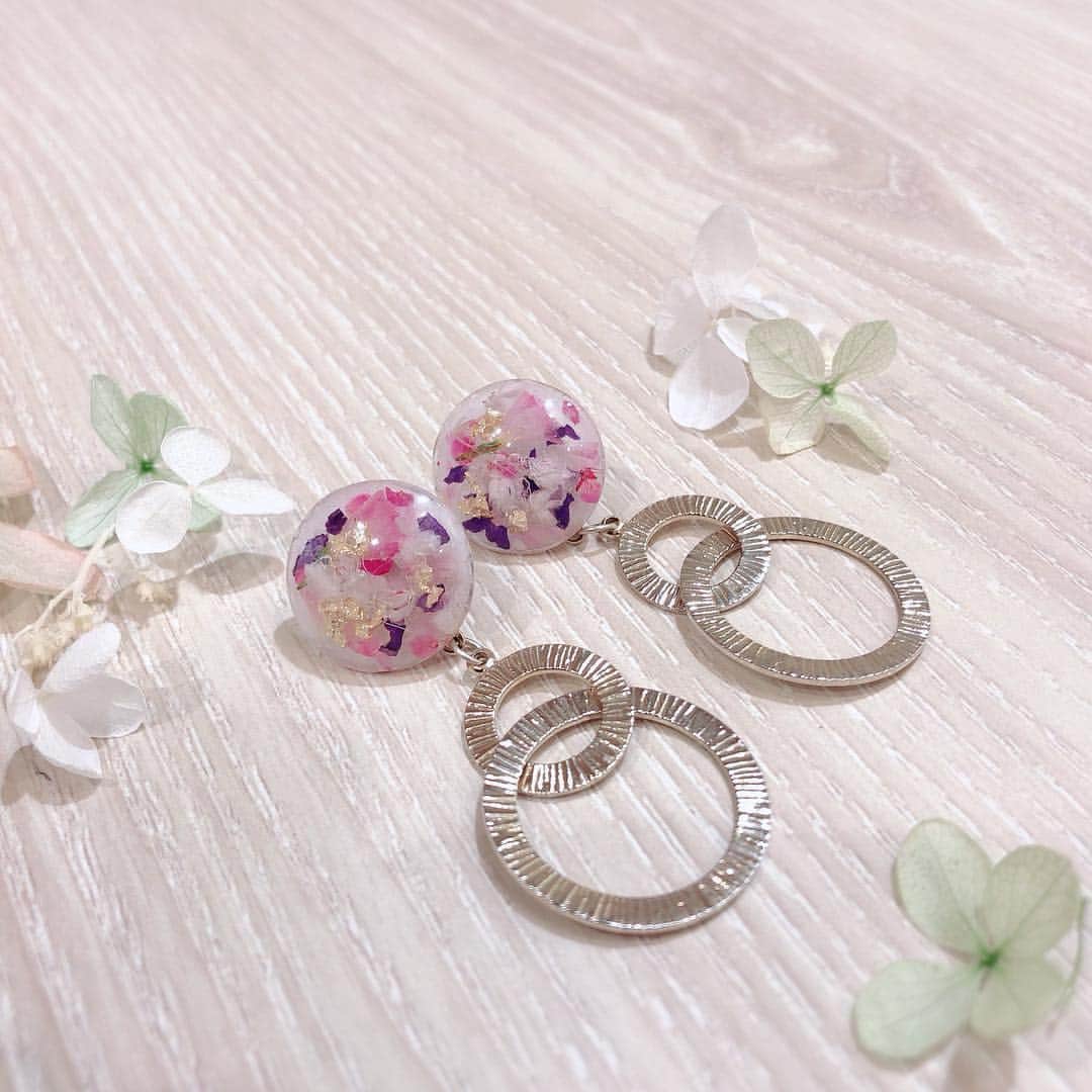 パーツクラブ Partsclub スタッフオリジナル商品さんのインスタグラム写真 - (パーツクラブ Partsclub スタッフオリジナル商品Instagram)「﻿ ﻿ ✨☺︎本店スタッフ作品☺︎✨﻿﻿ ﻿﻿ ①〜⑥﻿ 新商品のプリザーブドフラワーを使ったアクセサリー♡﻿ パーツクラブのHPではプリザーブドフラワーを使ったレシピも掲載してます！﻿ ﻿ ⑦﻿ アクリルチェーンのネックレス♡﻿ ﻿ ⑧﻿ ルミナパールを使ったアクセサリー♡﻿ 宇宙をイメージしたルミナパールは限定店舗での扱いです。﻿ ﻿﻿ ⑨⑩﻿ 🤩新商品入荷情報🤩﻿ モザイクシェルなどの天然素材パーツはオシャレに差がつくアイテム✨﻿ スワロフスキーの新色、ディライトシリーズ✨﻿ 是非お手に取ってご覧ください！﻿ ﻿ ﻿ ﻿﻿ ﻿﻿ ﻿﻿ ○スタッフアレンジ作品のため、レシピのご用意はございません。﻿ ﻿﻿ ○店舗により取り扱い商品が異なります。お近くの店舗へお問い合わせお願いします。﻿﻿ ﻿﻿ ﻿﻿ ﻿ ﻿﻿ ✨✨お知らせ✨✨﻿ ﻿﻿﻿ 近隣店舗の浅草橋駅前店は暫く日曜休業となっております。﻿ご不便をおかけしますが、よろしくお願い致します。﻿﻿ ﻿﻿ ﻿ 是非是非、みなさまのご来店お待ちしてます٩(๑❛ᴗ❛๑)۶﻿﻿ ﻿﻿ ﻿﻿ #partsclub﻿﻿ #partsclub公式アカウント ﻿﻿ #パーツクラブ #パーツクラブ公式アカウント﻿﻿ #パーツクラブ本店 #浅草橋 #パーツクラブ本店スタッフ作品 #asakusabashi #handmade #handmadeaccessories #accessory #parlaccessories﻿ #soutache﻿ #ハンドメイドアクセサリー #ハンドメイド #手作りアクセサリー #ハンドメイド好きさんと繋がりたい #パールアクセサリー #シャイニーパール #ルミナパール #ビーズアクセサリー  #プリザーブドフラワー #フラワーアクセサリー #sw新色﻿ ﻿ #スタッフ募集中0338638482﻿ #免税 #taxfree﻿﻿ #税抜3000円以上で代引発送承ります﻿ #faxお待ちしております﻿﻿ #fax専用ダイヤルは0358298970﻿ ﻿」4月4日 10時19分 - partsclub_staff