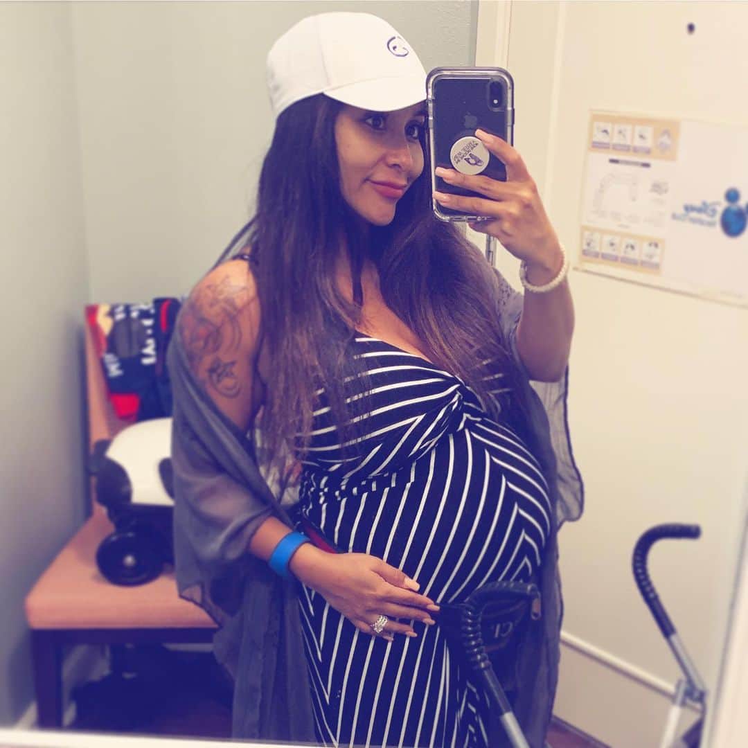 ニコール・ ポリッツィのインスタグラム：「Disney kicked this Big Mawma’s ass. 😓 😭 🤰🏽」