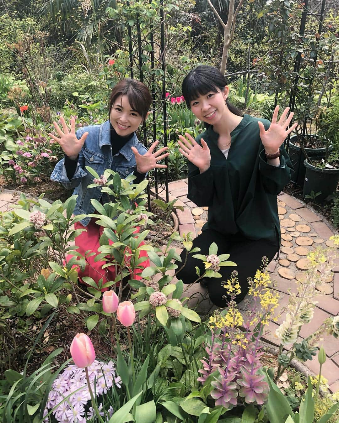 藤田りえさんのインスタグラム写真 - (藤田りえInstagram)「たくさんのお花に囲まれたロケ。 しゃーわせー( ¤̴̶̷̤́ ‧̫̮ ¤̴̶̷̤̀ )♡ #フリーアナウンサー #ロケ #ジェイコム #花と華 笑 #緑化推進 #ラナンキュラス #チューリップ #お花大好き #これから #バラの季節がやって来る  #春爛漫 #新しい #栄区長 は #星崎区長」4月4日 10時23分 - rie_fujita.ana