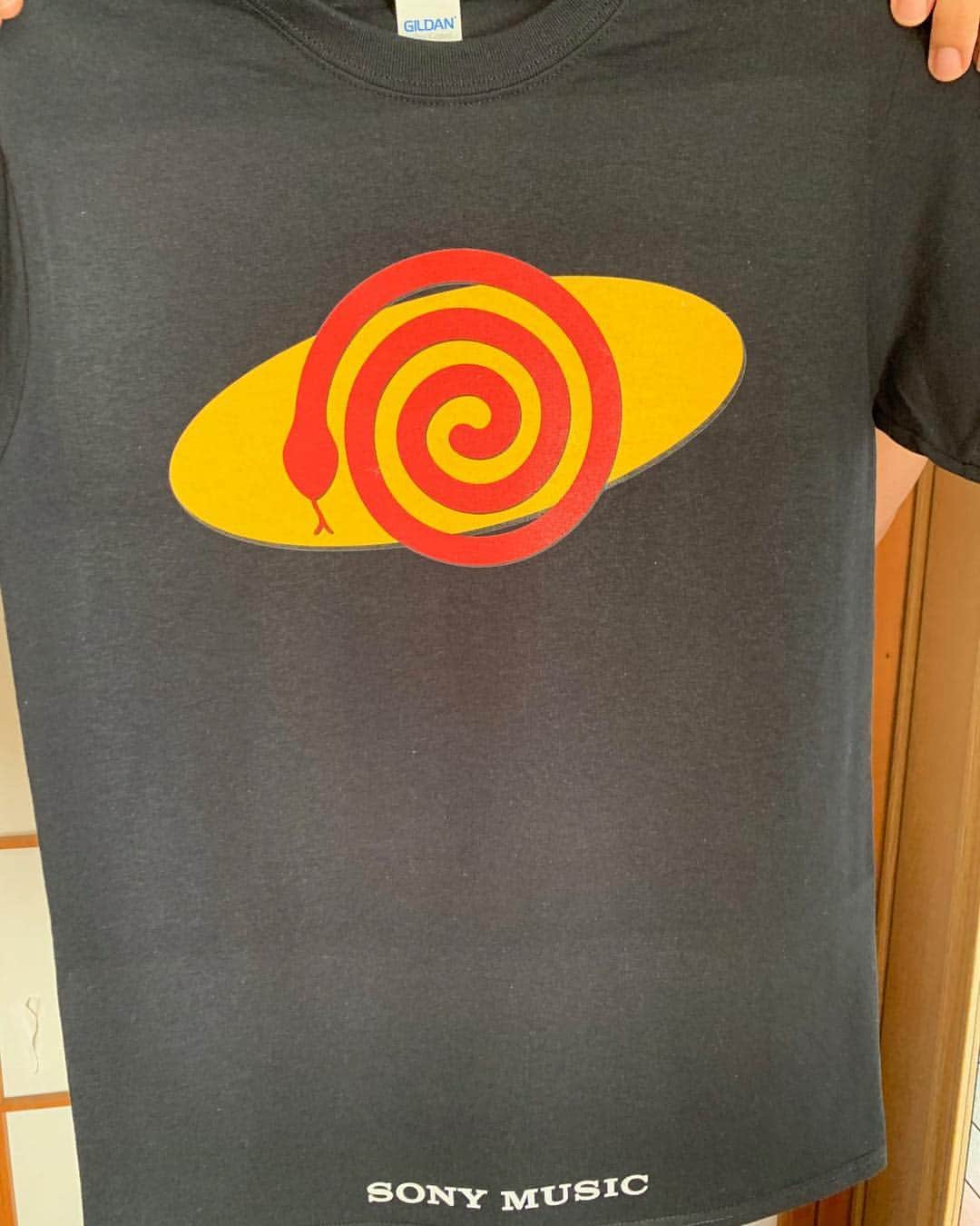 のインスタグラム：「Hey Tokyo - I came here to escort @seinfeld2000 back to the US & I brought a bag of 30 or so rare Vampire Weekend t’s (and a couple Neo Yokio ones I found in the closet at my mgmt office) to give away tonight. first come, first served. Prob gonna play a couple acoustic songs too. Should be a chill lil event. Seinfeld made t-shirts to commemorate the t-shirt give-away 😂. He’s a true legend. Anyway it’s at @ccommunee - 7 pm」