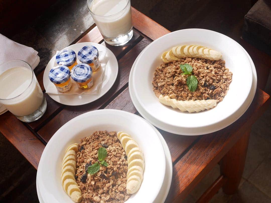 のインスタグラム：「眠たい目を覚ましてくれる美味しい朝ごはん🍴✨ グラノーラにたっぷりハチミツをかけて☺︎ テラスで食べるとさらに美味しい🍯💛 @ayanaresort  #morning #breakfast #granola #fruits #morningtime #breakfastfood #roomservice #ayanaresort #ayanaresortbali #balitrip #baliindonesia #bali #honey #healthybreakfast #healthylifestyle #granolabowl」