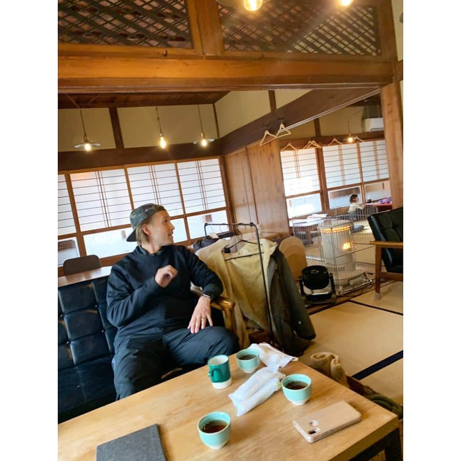 中村明花さんのインスタグラム写真 - (中村明花Instagram)「. 柏を離れる前にお気に入りの古民家カフェに鎌田ファミリーと行ってきました💓 . おじいちゃんおばあちゃんのお家に遊びにきたかのような落ち着く雰囲気で、折り紙や絵本などが置いているので子連れでも行きやすくて☺️ お店の方の優しい雰囲気もとても居心地よくて柏に行って好きになったお店の1つです♡ . 鎌田家のお姉ちゃんが大好きな娘は終始ベッタリ😚 折り紙で作った化粧品でお化粧ゴッコをして遊んでいました💄 女の子だねぇ♡ . . #コハレキッチン #パパと行った時の写真も混ぜ込んでみたよ #あとちょっとでパパに会えるね♡ #ただ今バンコクからブリーラムまでの長い道のりを車で移動中」4月4日 10時26分 - sayaka_nakamura3