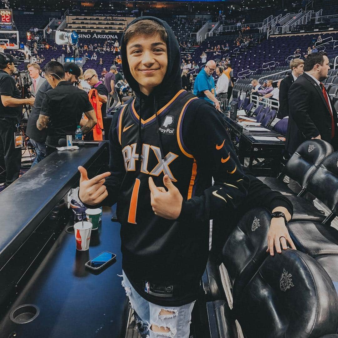 フェニックス・サンズさんのインスタグラム写真 - (フェニックス・サンズInstagram)「Reppin’ @dbook! Thanks for coming out tonight @asherangel!」4月4日 10時36分 - suns