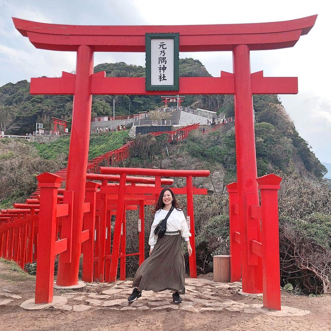 長嶺菜菜子のインスタグラム：「躍動感﻿ ﻿ &﻿ ﻿ めっちゃ笑顔ヾ(*･∀︎･*)ﾉﾞ﻿ ﻿ ﻿ 山口県長門市にある﻿ ﻿ 元乃墨神社⛩﻿ ﻿ ﻿ ここね﻿ ﻿ 日本一﻿ ﻿ いや﻿ ﻿ 世界一﻿ ﻿ 高いと言われているお賽銭箱があってね﻿ ﻿ 高さ4メートル﻿ ﻿ ﻿ そこに入れれたら﻿ ﻿ そりゃあもう願いは叶うよね👈﻿ ﻿ ﻿ さて﻿ ﻿ 私は入れれたでしょーか٩(˙▿︎˙)۶﻿ ﻿ スワイプして動画見てみて😚🤙🤙﻿ ﻿ ﻿ #山口県 #山口県観光 #旅 #車旅 #旅行 #旅行好き #女子旅 #旅好き #元乃墨神社 #鳥居 #日本一高いお賽銭箱 #世界一高いお賽銭箱 #お賽銭箱の高さ4メートル #うちなんちゅ #沖縄人 #八重歯 #でこっぱち #ボヤジンフォトコン秋2019」
