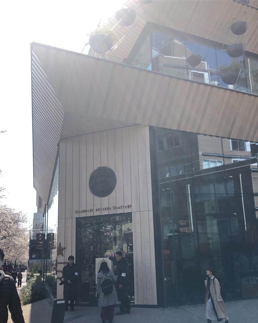 央雅光希さんのインスタグラム写真 - (央雅光希Instagram)「東京に来てます。 人生初の、目黒の桜を眺めながら…2月末にオープンしたスターバックスのロースタリーで朝ごはん！最高に優雅。テラス席なのでちょっと寒いけど(笑) 今回東京へ来た一番の目的は違うけど、せっかくなので寄ってみようと思ったら思いのほか並ばずにすぐ入れました☺︎ 世界に4つしかないロースタリー！接客も素敵で、お客さんもみんなニコニコしてる。来れて良かった〜😊 #スターバックス #ロースタリー東京 #スターバックスリザーブロースタリー #スターバックスロースタリー #目黒 #目黒の桜 #桜 #東京上陸」4月4日 10時32分 - tatatata_ayk