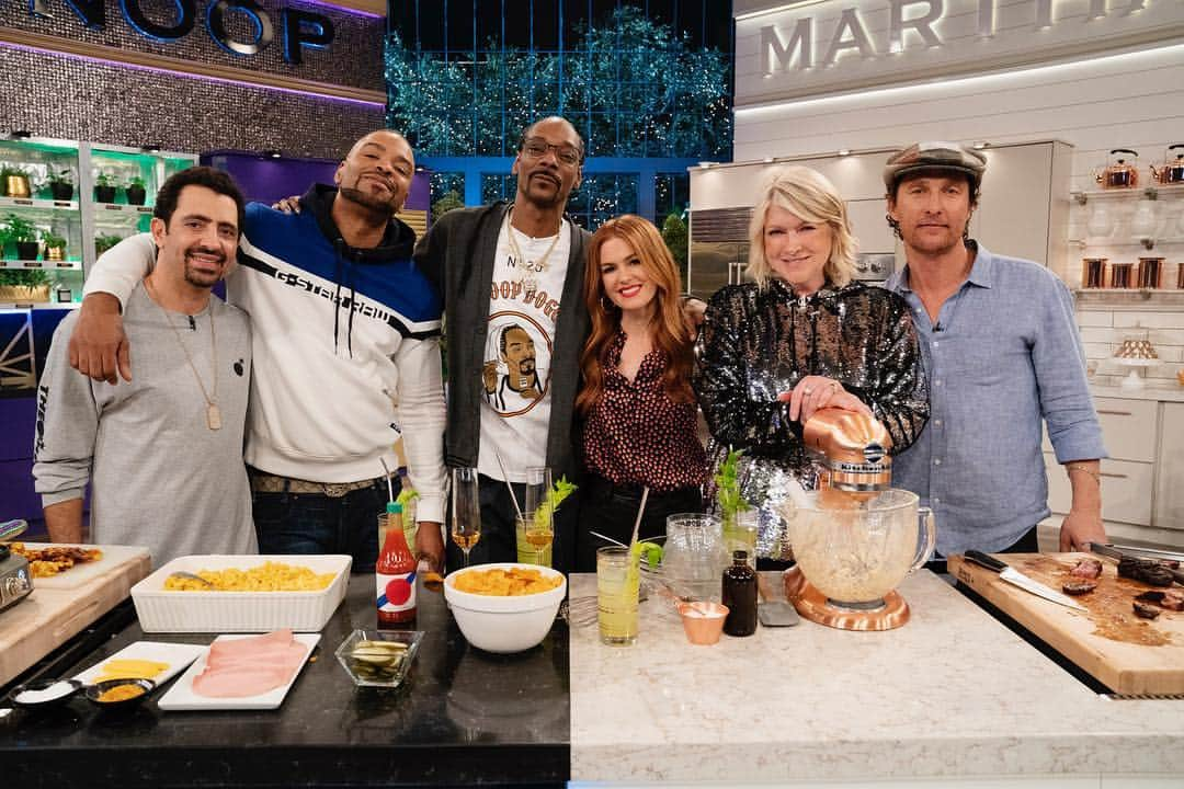 スヌープ・ドッグさんのインスタグラム写真 - (スヌープ・ドッグInstagram)「Teaming up with my boy Method Man to battle Martha Stewart & Matthew McConaughey on a new @MarthaAndSnoop’s Potluck Party Challenge tonight at 10/9c with guest judge Isla Fisher on @VH1. #MarthaAndSnoop」4月4日 10時37分 - snoopdogg