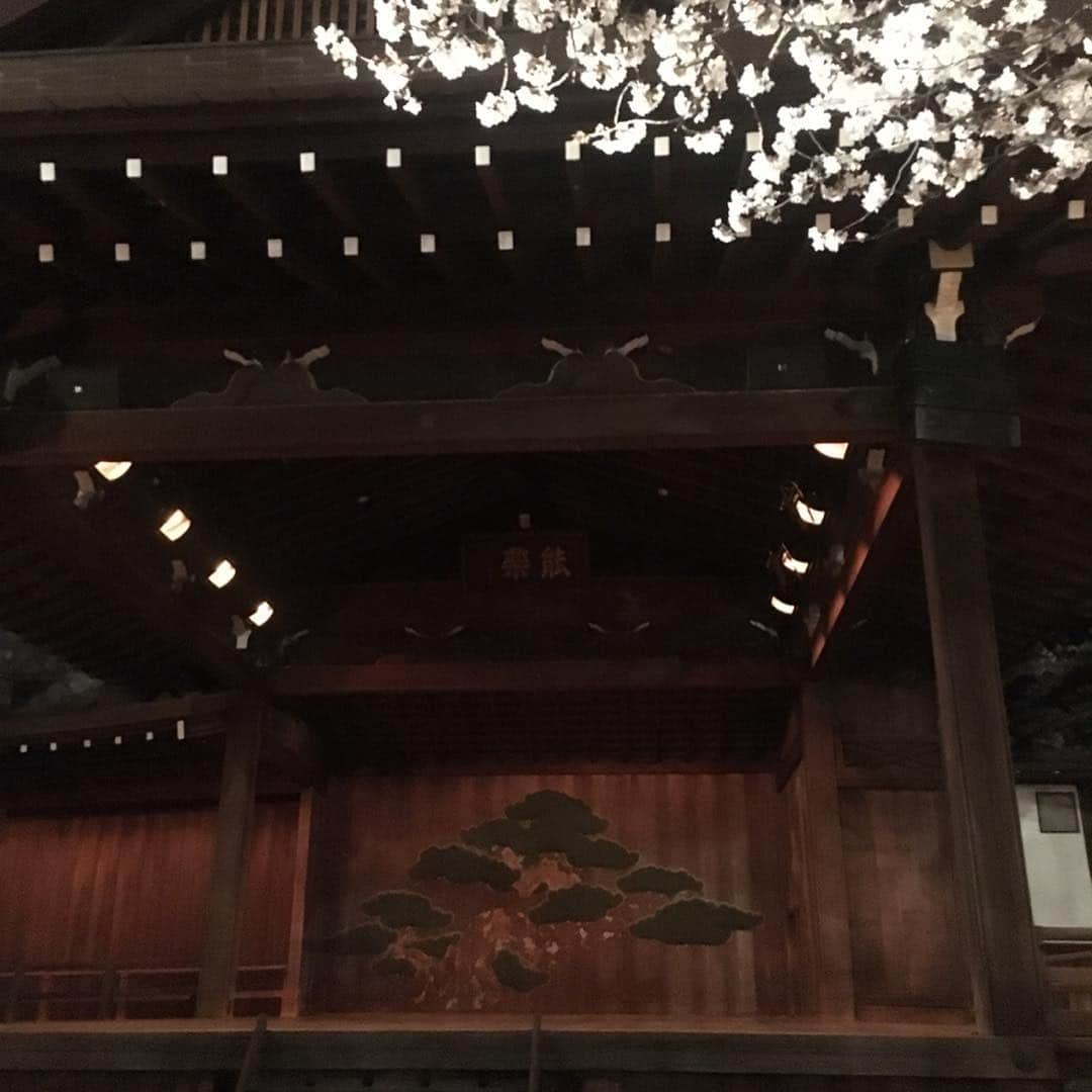 滝川クリステルさんのインスタグラム写真 - (滝川クリステルInstagram)「靖国神社での夜桜能を観に行ってきました🌸 代々の貴重な歴史を受け継いでいるその場に身を置かせていただきながら、静かな空間の中にも一人一人の演者の強い内なる情熱を感じさせてくれる美しい伝統芸能。 本当に素晴らしかったです。 忘れられない１日になりました🌸 #アンミカ夫妻に挟まれて#夜桜能 #束の間の桜の時期に当時の情景を感じさせてくれた貴重な時間」4月4日 10時40分 - christeltakigawa