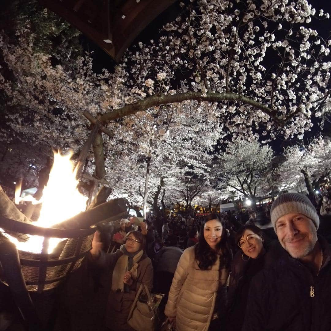 滝川クリステルさんのインスタグラム写真 - (滝川クリステルInstagram)「靖国神社での夜桜能を観に行ってきました🌸 代々の貴重な歴史を受け継いでいるその場に身を置かせていただきながら、静かな空間の中にも一人一人の演者の強い内なる情熱を感じさせてくれる美しい伝統芸能。 本当に素晴らしかったです。 忘れられない１日になりました🌸 #アンミカ夫妻に挟まれて#夜桜能 #束の間の桜の時期に当時の情景を感じさせてくれた貴重な時間」4月4日 10時40分 - christeltakigawa