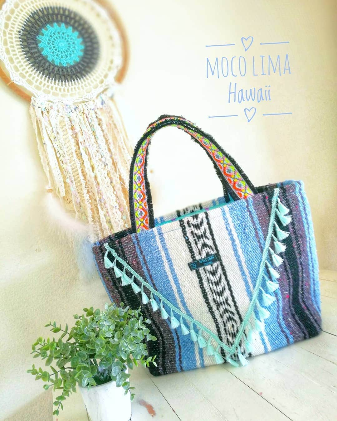 Moco Lima Hawaiiさんのインスタグラム写真 - (Moco Lima HawaiiInstagram)「New* Boho Tote Blue, Made By Moco #interior#boho#style#living#comfy#relax#hawaii#indian#bohemian#unisex#dreamcatcher#handmade#original#handmadebyme#greens#ハワイ好き#ハワイ好きな人と繋がりたい#モコリマ#ハワイ#モコリマショールームにて販売中#誰ともかぶらない  モコリマストアは今日も元気に営業中！ １時から６時まで♡ 皆さまのご来店を心よりお待ち致しております〜 Aloha!!」4月4日 10時42分 - mocolimahawaii