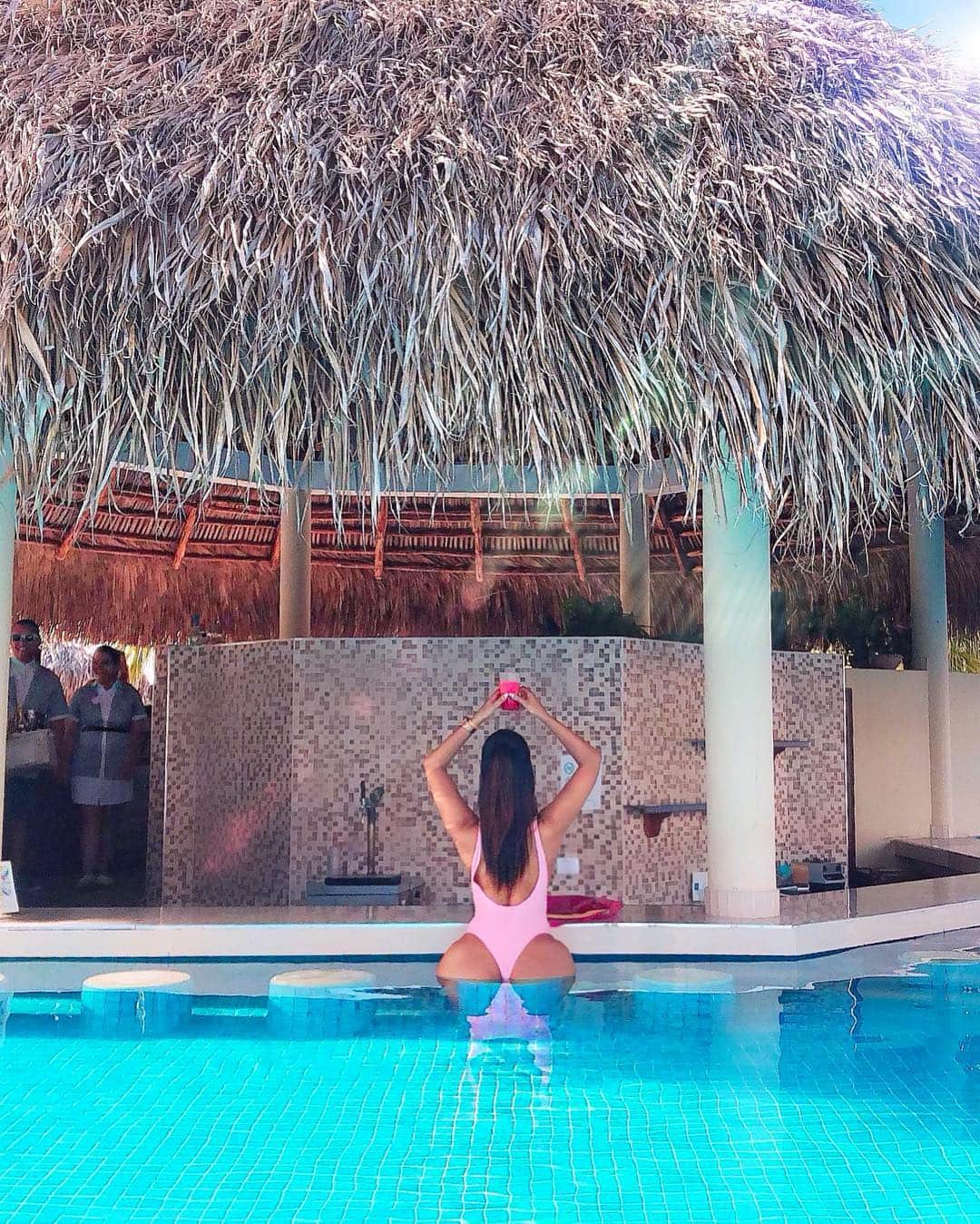ユリサのインスタグラム：「Why is everyone so nice here?🇨🇺 #cuba #pool #bar  #strawberrydaiquiri」