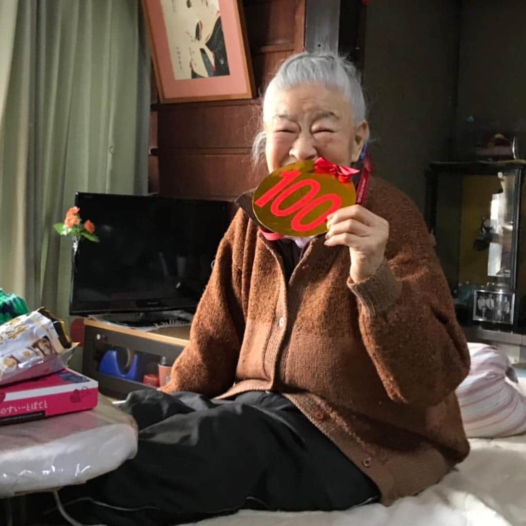 浅葉智さんのインスタグラム写真 - (浅葉智Instagram)「1920-2019.04.04 今日ようやくグリーンカードの面接が終わり、無事に発行される事になり、やっと日本に帰れる事が決まった。今年で100歳を迎えた祖母との約束「智ちゃんが帰るまで死なずに待ってる」を果たせると思い実家に連絡。今日のほぼ同じ頃の明け方に祖母は旅立った。5年間も待たせて、結局約束も果たせなかった。人生はいつもほんの少しだけ遅すぎる。やっと会えると思ったのに。ごめんね、おばあちゃん。  Had a green card interview and got approved. Finally I can go back to Japan. The promise with my last grandma who turned 100 years old “I won’t die until I will meet you, Tomo-chan”. I thought finally I will be able to keep promise with her and called my family. Almost the same time, she departed to heaven. I made her wait for 5 years and couldn’t keep our promise. Life is always a little bit too late. I’m sorry, grandma.. #grandma #love #rip #peaceinheaven #family #toolate #life #100 #missyou #sorry」4月4日 10時49分 - tomoasaha_official