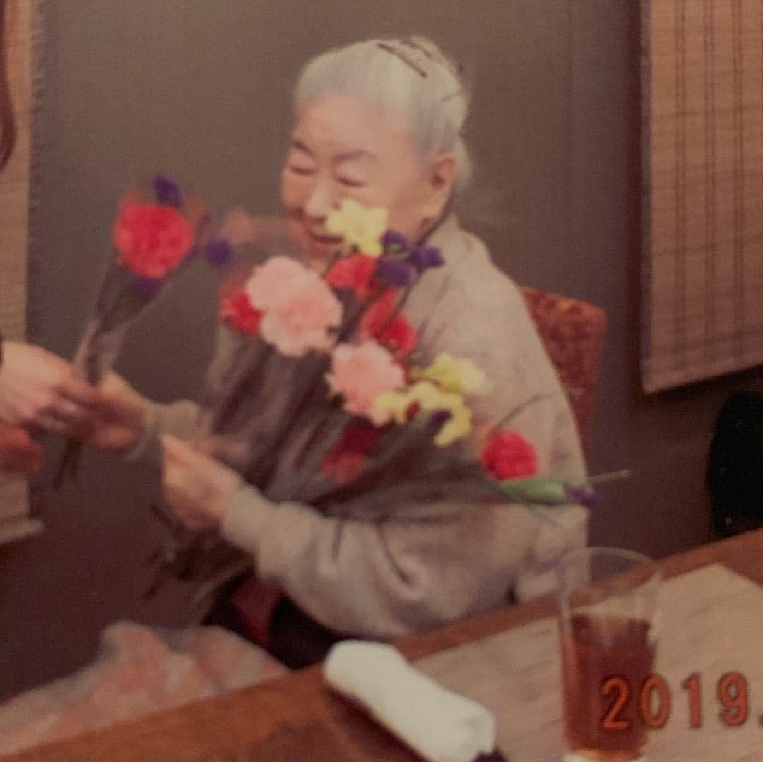 浅葉智のインスタグラム：「1920-2019.04.04 今日ようやくグリーンカードの面接が終わり、無事に発行される事になり、やっと日本に帰れる事が決まった。今年で100歳を迎えた祖母との約束「智ちゃんが帰るまで死なずに待ってる」を果たせると思い実家に連絡。今日のほぼ同じ頃の明け方に祖母は旅立った。5年間も待たせて、結局約束も果たせなかった。人生はいつもほんの少しだけ遅すぎる。やっと会えると思ったのに。ごめんね、おばあちゃん。  Had a green card interview and got approved. Finally I can go back to Japan. The promise with my last grandma who turned 100 years old “I won’t die until I will meet you, Tomo-chan”. I thought finally I will be able to keep promise with her and called my family. Almost the same time, she departed to heaven. I made her wait for 5 years and couldn’t keep our promise. Life is always a little bit too late. I’m sorry, grandma.. #grandma #love #rip #peaceinheaven #family #toolate #life #100 #missyou #sorry」