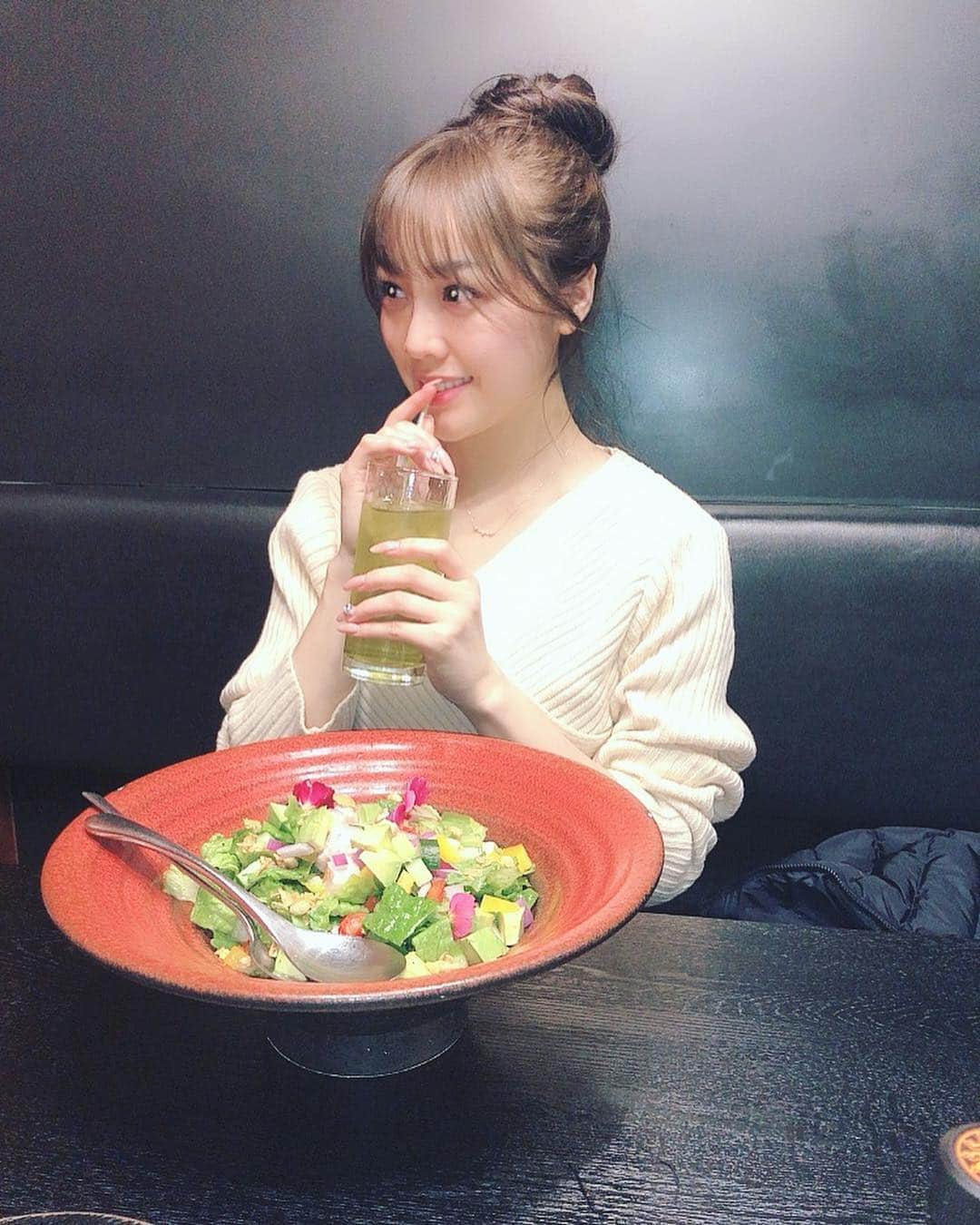 石田安奈さんのインスタグラム写真 - (石田安奈Instagram)「ケトジェニックダイエット再開〜🥰 週2のジムは必ず行くようにしてケト体に今はしていってる💓 糖質は決められたグラム数だけ。 脂質とタンパク質をかなり摂取するよ❤️ ケトの良いところは身体がとっても楽になるし無理な食事制限がない事。 逆に摂らなきゃいけないタンパク質量が多すぎて食べても食べても足らないくらい😂 そーゆ時は、プロテインかタンパくん！笑 ハンバーグチーズ味がお気に入り😂❤️ ニューヨーク太りを無かったことに。笑😂  #ケト #ケトン体 #ケトジェニック  #ケトン体ダイエット  #ジム #EMS #美ボディ #美尻 #trx #ピラティス ＃ヨガ #タンパくん #糖質カット #ブルードラゴン #プロテイン」4月4日 11時02分 - annaishida_0527