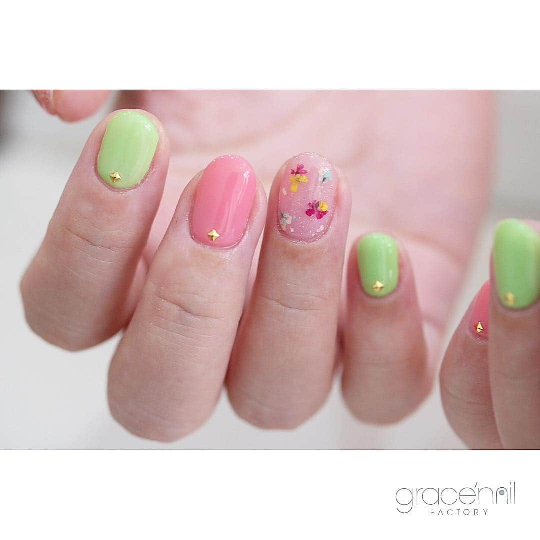 gracenailfactoryさんのインスタグラム写真 - (gracenailfactoryInstagram)「カラフルに💐 . . #nail #nailsalon #naildesign #nailart #gel #gelart #gelnail #ネイル #ネイルデザイン #ネイルアート #ネイリスト #大阪ネイルサロン #グレースネイルファクトリー  #大人ネイル #人気ネイル #大阪ネイル  #堀江ネイル  #四ツ橋ネイル #シンプルネイル #ショートネイル  #春ネイル #カジュアルネイル #ニュアンスネイル」4月4日 11時02分 - gracenailfactory