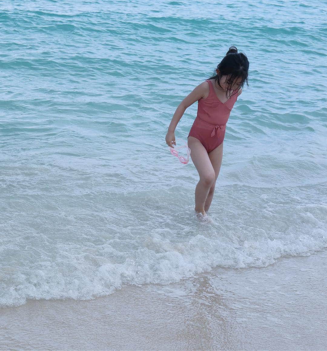 簑島三佳さんのインスタグラム写真 - (簑島三佳Instagram)「沖縄2日目はまずプールと海へ  まだ風が冷たいのに2人は泳いでました 本当に凄いわー  けど雨予報が外れて良かった🌤  #沖縄  @honeymihoney_official  @honeymihoney_style  #HONEYMIHONEY  #lilytube」4月4日 11時02分 - minoshimamika