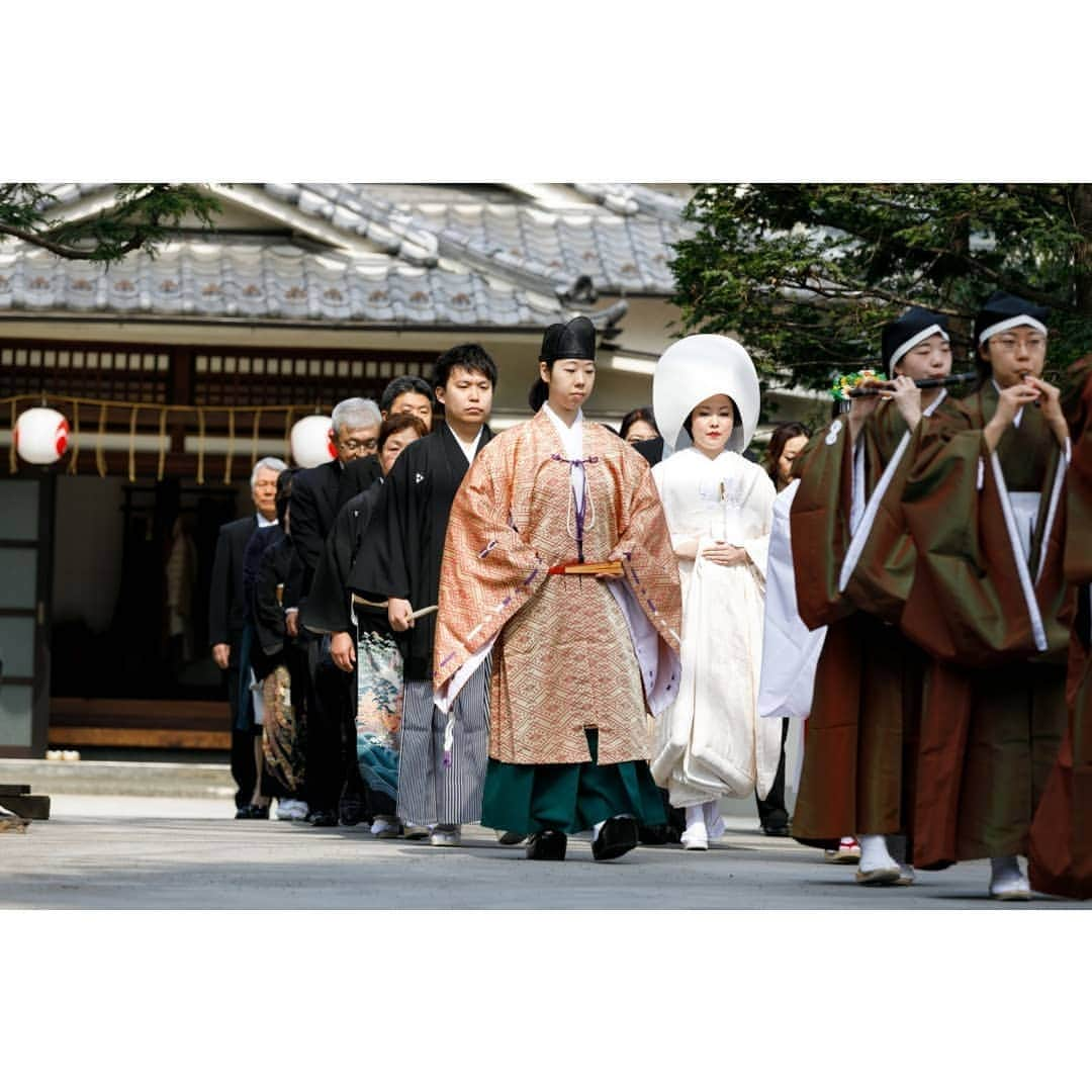 和婚スタイルさんのインスタグラム写真 - (和婚スタイルInstagram)「#池袋氷川神社  雅楽の祝福の音色に包まれて、社殿への道を進みます。  @wakonstyle  #和婚スタイル  #神社婚 #和婚 #和装 #色打掛  #白無垢 #綿帽子 #ウェディングフォト #ブライダルフォト #ロケーションフォト #前撮り #和装ヘアスタイル #プレ花嫁 #神前式 #関西花嫁 #関東花嫁 #九州花嫁 #神前式挙式 #結婚式 #ウェディング #ロケーション撮影  #2018冬婚 #2019春婚 #2019夏婚 #2019秋婚 #2019冬婚 #日本中のプレ花嫁さんと繋がりたい #weddingphotography #和装ヘアスタイル #和装コーディネート」4月4日 10時56分 - wakonstyle