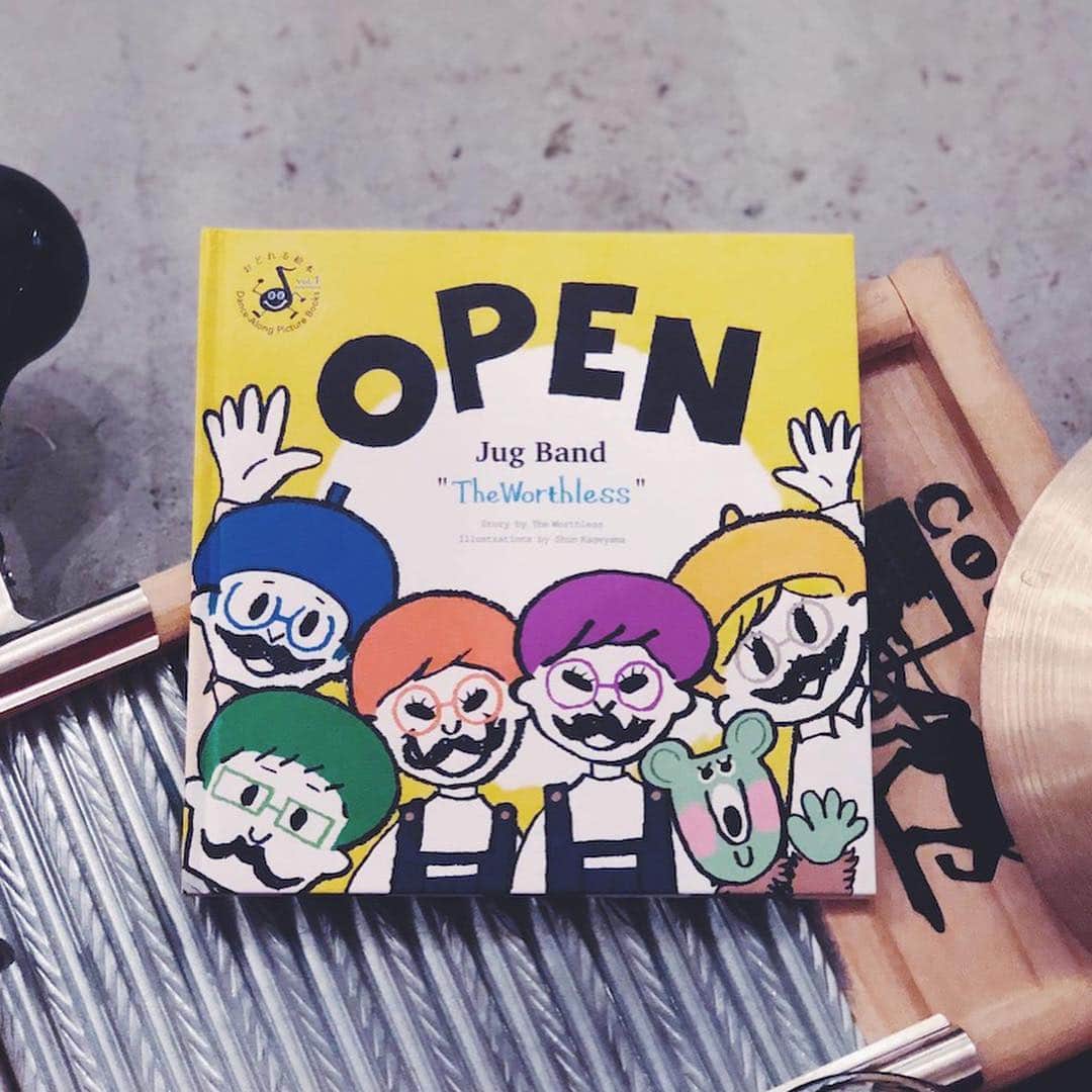 手紙社さんのインスタグラム写真 - (手紙社Instagram)「【『手紙社の「こどもの日」』出展者紹介：こどもマーケット⑪  ニジノ絵本屋】 東京・都立大学前にて、店主・いしいあやさんが始めた絵本専門店が、ニジノ絵本屋です。お店を始めた当初、思うように絵本の仕入れができなかったことから、「仕入れができないなら、絵本を自分で作ってしまおう ! 」と一念発起、出版社としての一面も持つようになったそう。その後、スタッフとはじめた絵本パフォーマンスが広がり、現在では、「絵本×音楽」「絵本×食」など絵本にまつわるエンターティメントを国内外問わず興行しています。今回はニジノ絵本屋出版の絵本を、ずらりと勢ぞろいさせてくれますよ。そして4月28日(日)は「絵本×音楽」の活動の一環として出会ったアーティスト、The Worthlessとのコラボレーションステージも上演予定です。みなさま、どうぞお楽しみに！ . ▶︎詳細は「@kodomonohi2019」プロフィールのリンク→shop index「ニジノ絵本屋」へ -------------------------------------------- 【開催概要】 手紙社の「こどもの日」 開催日：2019年4月27日（土）/ 28日（日） 時間：10:00-17:00 会場：東京都立産業貿易センター 台東館 7F 展示室 （〒111-0033 東京都台東区花川戸2-6-5） アクセス：東京メトロ（銀座線）浅草駅から徒歩5分/都営浅草線（地下鉄）浅草駅から徒歩8分 入場料：500円　※ 1歳以下無料 -------------------------------------------- #手紙社 #手紙舎 #tegamisha #手紙社のこどもの日 #こどもの日 #こどものいる暮らし #えほん #おもちゃ #マーケット #ワークショップ #ワークショップイベント  #赤ちゃん #親子時間 #親子イベント #おやこイベント #親子ワークショップ #キッズ #キッズイベント #キッズスペース #キッズアート #イベント情報 #こどもとおでかけ  #こどもとつくる #こどもと暮らす #こどもとあそぶ #ニジノ絵本屋 #nijinoehonya #出張絵本屋 #絵本のある暮らし #kids」4月4日 11時11分 - tegamisha