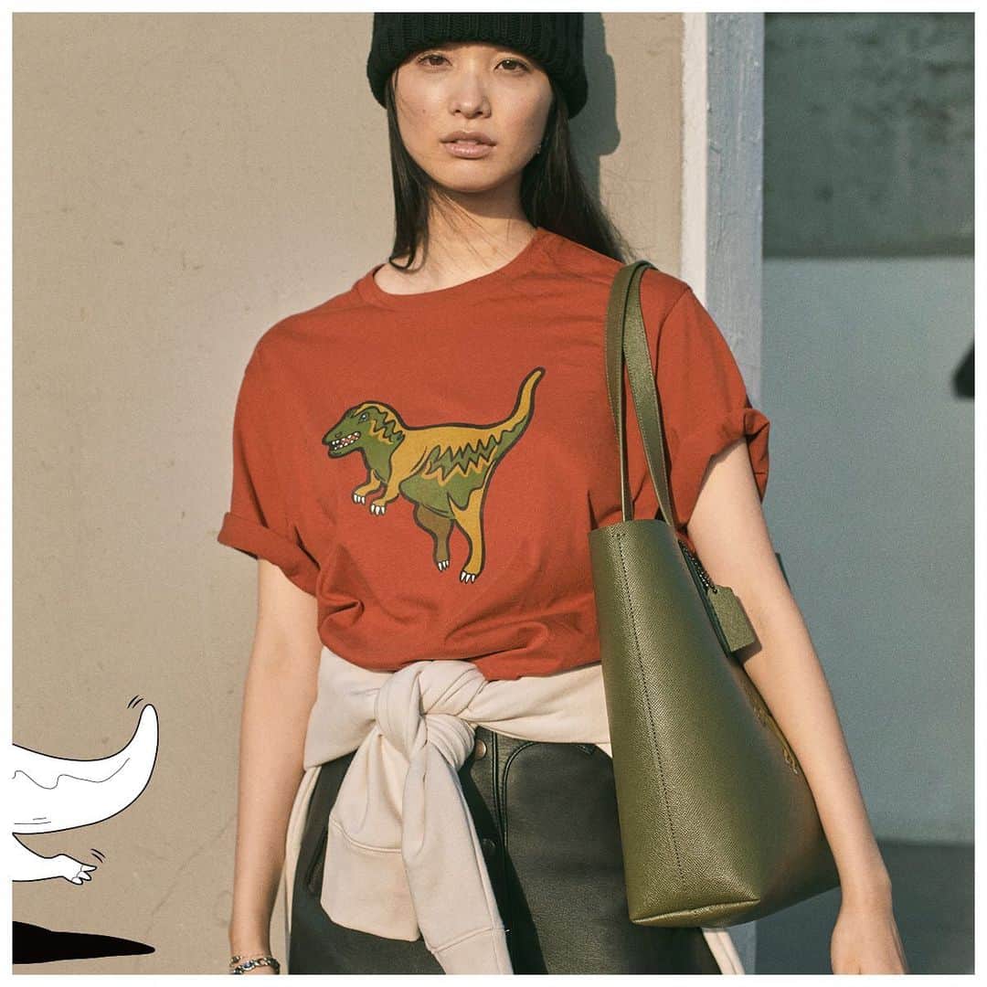 のインスタグラム：「Free-spirited and adventurous, Rexy is always down for a road trip. Where do you want to go? #RexyTheCoachDino #CoachNY」