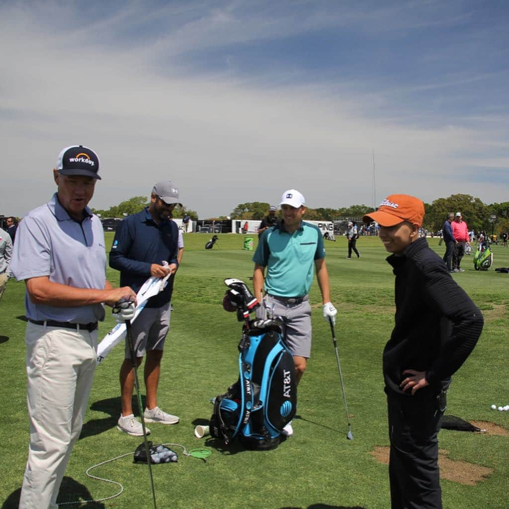 Jordan Spiethさんのインスタグラム写真 - (Jordan SpiethInstagram)「Finished @Titleist stamped wedges for my new friend Alex… awareness ribbon x 2 because he is going to beat cancer twice. Had a really awesome day with you, AT.」4月4日 11時04分 - jordanspieth