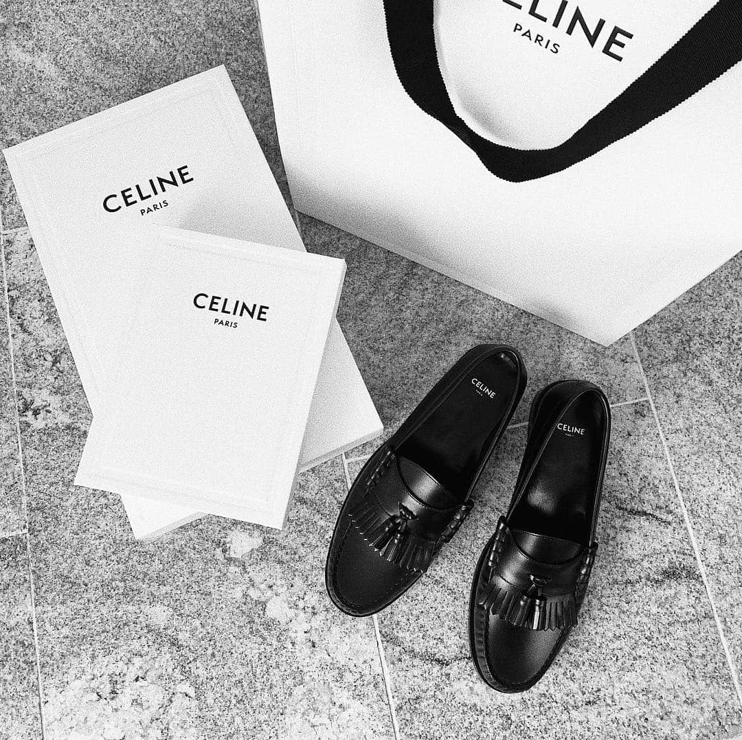 のインスタグラム：「新しくエディをクリエイティブディレクターに迎えたCELINEのお店に初めて入った。  タイプのシューズがあったので記念に買いました。  ただ、SAINT LAURENTに居る錯覚に陥り、船酔いみたいに気持ち悪くなりました…。 #celine」