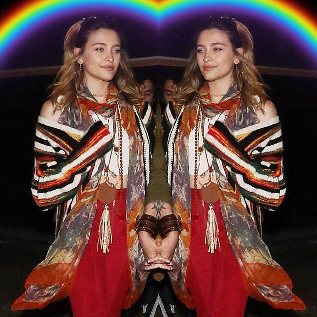 JO BAKERのインスタグラム：「P A R I S • J A C K S O N 🇺🇸 My pretty lil peace maker!! #parisjackson at her first gig for @thesoundflowers 👏🏻👏🏻👏🏻 Smiling her way into her 21st year of cosmic loving!!! Keep on keeping on P!!! 💋 ✌🏻 ☮️ Tap!」