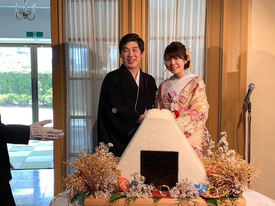 陽菜えみるさんのインスタグラム写真 - (陽菜えみるInstagram)「. 高校時代部活で 泣き笑い苦楽を共にした仲間の 神前式での結婚式👰🤵💕💗 お日柄も良く季節的にも 桜が綺麗な中での やまやんの白無垢姿が とっても綺麗でした☺️😭🌸✨ . 2人の人柄があらわれた 明るくて笑い沢山の式で 最後まで泣かないかなと思ったけど 途中退場の時かほの名前が呼ばれて やまやんの手を引く姿をみて、、 色んな記憶が蘇って 涙が止まらなかった😭😭 . わたしは部活がなかったら 高校辞めてたと思うくらい 高校生活は部活中心で🏐✨✨ やまやんは人生の選択の中で この高校に入って この部活に入ったことが 人生で1番の選択だったと書いてあって😭💌 確かにあの時間は何にも変えられないし 色々あったけどあのメンバーだったから 楽しめたなぁと同感でした😌🙏🏐✨ . そんな仲間の大切な日に 立ち会えたことが幸せ 本当におめでとうね🥺🥰 . . #結婚式 #結婚式お呼ばれ #結婚式コーデ #結婚式ヘアアレンジ #神前式 #神前式挙式 #おめでとう #結婚 #おめでとうございます #白無垢 #お着物 #ドレス #高校 #部活 #仲間 #幸せ #幸せのおすそ分け #バレー部 #バレー部女子 #ばれぶす #仲良し #青春 #最高 #最高の仲間」4月4日 11時24分 - emiru_haruna