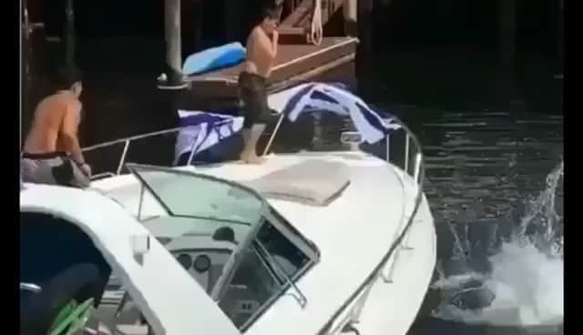 ホセ・レイエスのインスタグラム：「Por lo meno cayó en el agua ese era el objetivo 🤷🏿‍♂️」