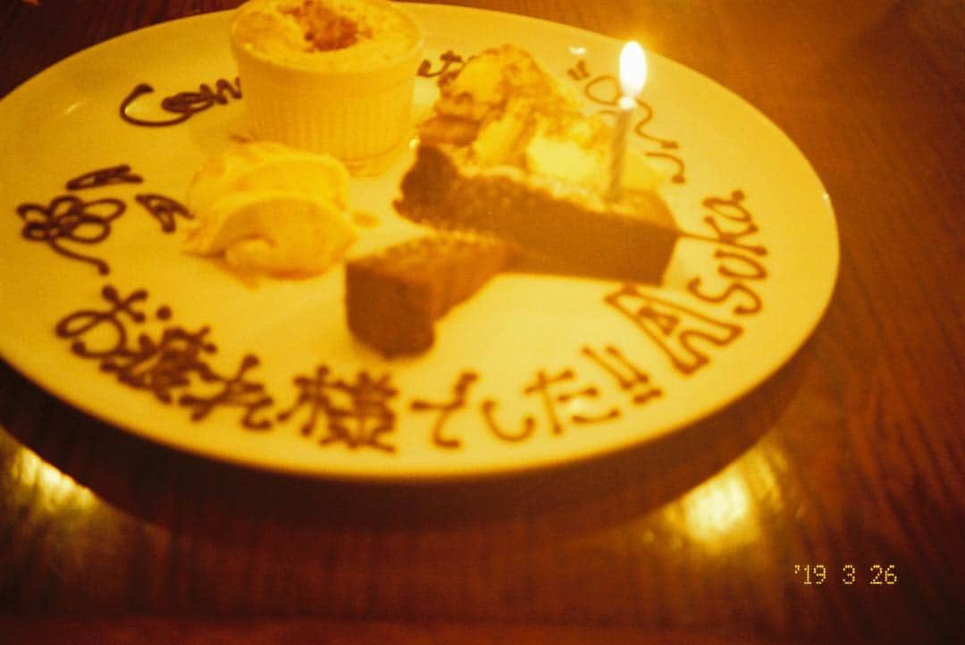 川床明日香さんのインスタグラム写真 - (川床明日香Instagram)「先日、アミューズに所属しているニコモでご飯に連れて行ってもらったのですが、食後に、私と響と美愛のニコラ卒業をお祝いしていただきました！ ケーキとプレゼントをいただきまして… 嬉しいなぁ。 幸せだなぁ。」4月4日 11時31分 - asuka_tokotoko