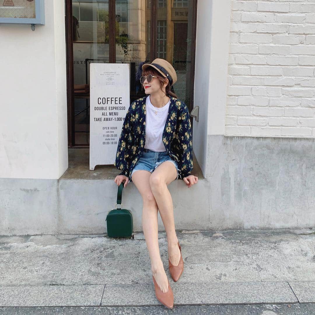 郭圈圈さんのインスタグラム写真 - (郭圈圈Instagram)「這件短褲+這雙鞋真的很顯腿長😝應該看不出來我只有154吧🥳 . . 全身除了外套已斷貨 其他都可以預訂♥️ @marumaru_lea_official  蝦皮賣場：helloiamlea . . . . . . . #20190326#ootd#style#outfit#bloggerstyle#ootdshare#ootdfashion#ootdstyle#ootdguide#ootdtaiwan#stylegram#ootdmagazine#personalstyle#lookoftheday#springlook#seoul#seoulcafe#首爾咖啡廳#カフェ#韓國首爾#景福宮咖啡廳#cafed_55#leainseoul#lea_korea#cafed55 #圈圈去韓國🇰🇷」4月4日 11時33分 - helloiamlea