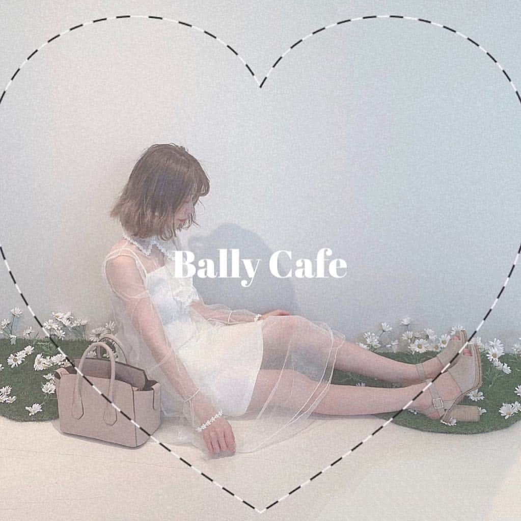 ひこ乃さんのインスタグラム写真 - (ひこ乃Instagram)「☕︎cafe⠀ ⠀ 4/6〜始まる期間限定のBally Cafeに 一足お先に行ってきました🌼⠀ ⠀ お花が色々なところに散りばめられた可愛い空間❤︎ ピクニックしてるみたい！！ スイーツも美味しいしお洒落でさすがBALLY❤︎⠀ ⠀ 4/12(金)までに #BALLYCAFE を付けて投稿すると、 レジで見せたらドリンク1杯を無料になるって❤︎ お店自体は6/30までやってるよ！𓍯⠀ ⠀ 青山テルマさんとのコラボアイテムも限定店舗と オンラインだけで売ってるみたいで可愛かった〜🌼⠀ @bally ⠀ ⠀ ☕︎ #BALLYxTHELMA#バリーカフェ#Bally#pr#ginza#銀座カフェ#카페#카페스타그램」4月4日 11時46分 - hikono0909