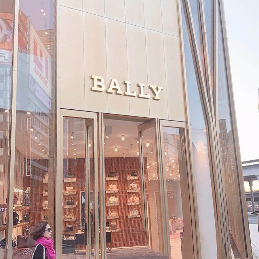 ひこ乃さんのインスタグラム写真 - (ひこ乃Instagram)「☕︎cafe⠀ ⠀ 4/6〜始まる期間限定のBally Cafeに 一足お先に行ってきました🌼⠀ ⠀ お花が色々なところに散りばめられた可愛い空間❤︎ ピクニックしてるみたい！！ スイーツも美味しいしお洒落でさすがBALLY❤︎⠀ ⠀ 4/12(金)までに #BALLYCAFE を付けて投稿すると、 レジで見せたらドリンク1杯を無料になるって❤︎ お店自体は6/30までやってるよ！𓍯⠀ ⠀ 青山テルマさんとのコラボアイテムも限定店舗と オンラインだけで売ってるみたいで可愛かった〜🌼⠀ @bally ⠀ ⠀ ☕︎ #BALLYxTHELMA#バリーカフェ#Bally#pr#ginza#銀座カフェ#카페#카페스타그램」4月4日 11時46分 - hikono0909