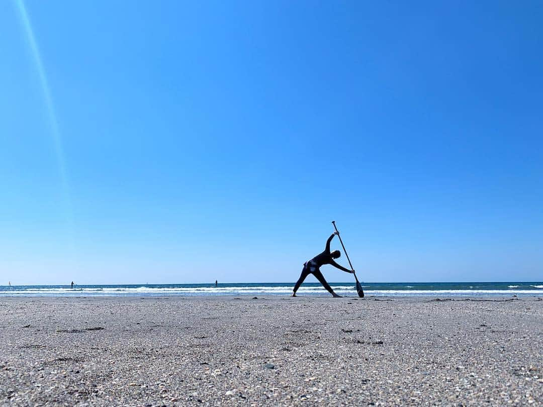 高松いくさんのインスタグラム写真 - (高松いくInstagram)「SupYoga...TRXyoga...Landyoga... 全部好きだけど、 三角のポーズは Paddle を使って行う Beach Paddle Yoga での 三角のポーズが1番好き‼️ Paddle を使うことによって、 胸と骨盤が開きやすく、脇の下体側がいつもより更に 伸びて✨太陽見て呼吸をする☀️ 最高に気持ち良い 私の朝のラジオ体操📻的Yoga🧘‍♀️ やっとあったかくなった😊 ヒートテックはもういらない👍ww  #paddleyoga #supyoga #sup #yoga  #ラジオ体操 #体操 #深呼吸 #nature #sea #paddle #utthitatrikonasana #extendedtrianglepose #beachyoga #beach #海上散歩 #散歩」4月4日 11時42分 - iku_takamatsu_trip_sup_yoga