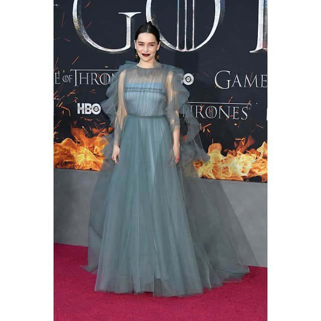 ペトラ・フラナリーさんのインスタグラム写真 - (ペトラ・フラナリーInstagram)「Dreamy ✨💫 @emilia_clarke #GOT Premiere @maisonvalentino @taffinjewelry」4月4日 11時44分 - petraflannery