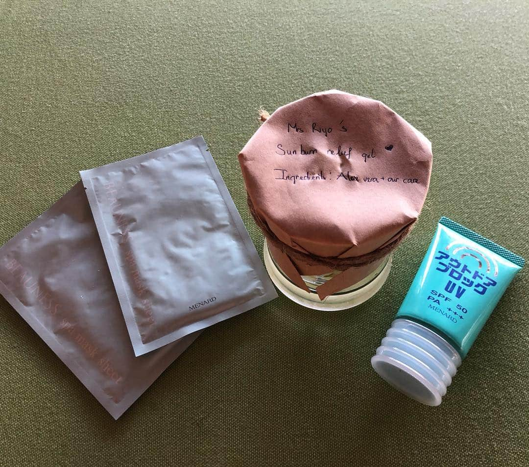 森理世さんのインスタグラム写真 - (森理世Instagram)「My after sunburn care 👙👒 Fresh aloe vera from the garden and Ménard Beauness spa mask sheet ✨  #beach #sun #sunset #menardvietnam」4月4日 11時44分 - riyomori_