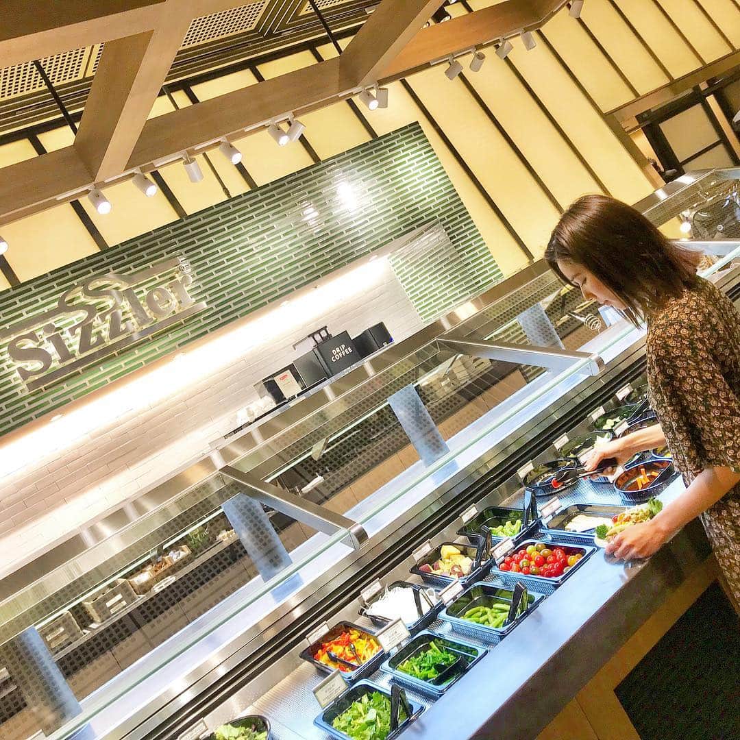 布川桃花さんのインスタグラム写真 - (布川桃花Instagram)「サラダバー &グリルレストラン Sizzler 東京国際フォーラム店が4/5(金)にオープン！ . シズラーは何と言ってもサラダバーの種類が豊富で 野菜に限らずフルーツやパスタ、スープ、デザートなども 含めると70種類以上🥰 . 東京都内で新規就農した生産者グループの 東京NEO-FARMERS!が提供していて 新鮮で安心な野菜がたっぷり食べれられます🥕 . 開業限定メニューの骨つきサーロイン“Lボーンステーキ”は アンガス牛の中でも約3割しか認定されない プレミアムなビーフで、ボリュームがあって 旨みたっぷり！美味しかったー💓 . 🗣 Sizzler 東京国際フォーラム店 東京都千代田区丸の内3-5-1 東京国際フォーラム AブロックB1 . #野菜 #ヘルシー #健康作り #有楽町 #シズラー #食事術 #健康管理 #カスタマイズサラダ #東京国際フォーラム #momoka_gourmet」4月4日 11時44分 - momoka_fukawa