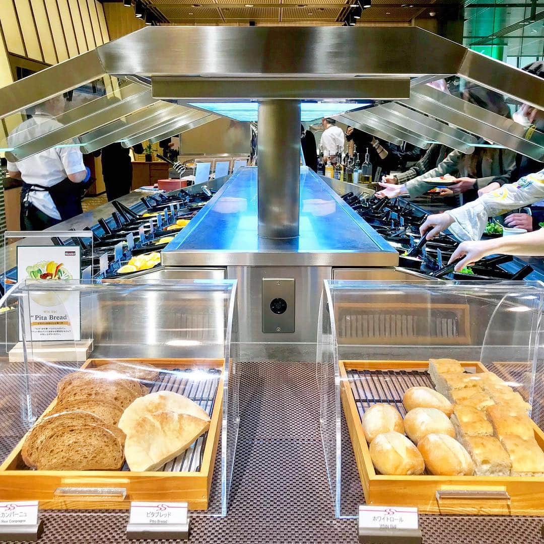 布川桃花さんのインスタグラム写真 - (布川桃花Instagram)「サラダバー &グリルレストラン Sizzler 東京国際フォーラム店が4/5(金)にオープン！ . シズラーは何と言ってもサラダバーの種類が豊富で 野菜に限らずフルーツやパスタ、スープ、デザートなども 含めると70種類以上🥰 . 東京都内で新規就農した生産者グループの 東京NEO-FARMERS!が提供していて 新鮮で安心な野菜がたっぷり食べれられます🥕 . 開業限定メニューの骨つきサーロイン“Lボーンステーキ”は アンガス牛の中でも約3割しか認定されない プレミアムなビーフで、ボリュームがあって 旨みたっぷり！美味しかったー💓 . 🗣 Sizzler 東京国際フォーラム店 東京都千代田区丸の内3-5-1 東京国際フォーラム AブロックB1 . #野菜 #ヘルシー #健康作り #有楽町 #シズラー #食事術 #健康管理 #カスタマイズサラダ #東京国際フォーラム #momoka_gourmet」4月4日 11時44分 - momoka_fukawa