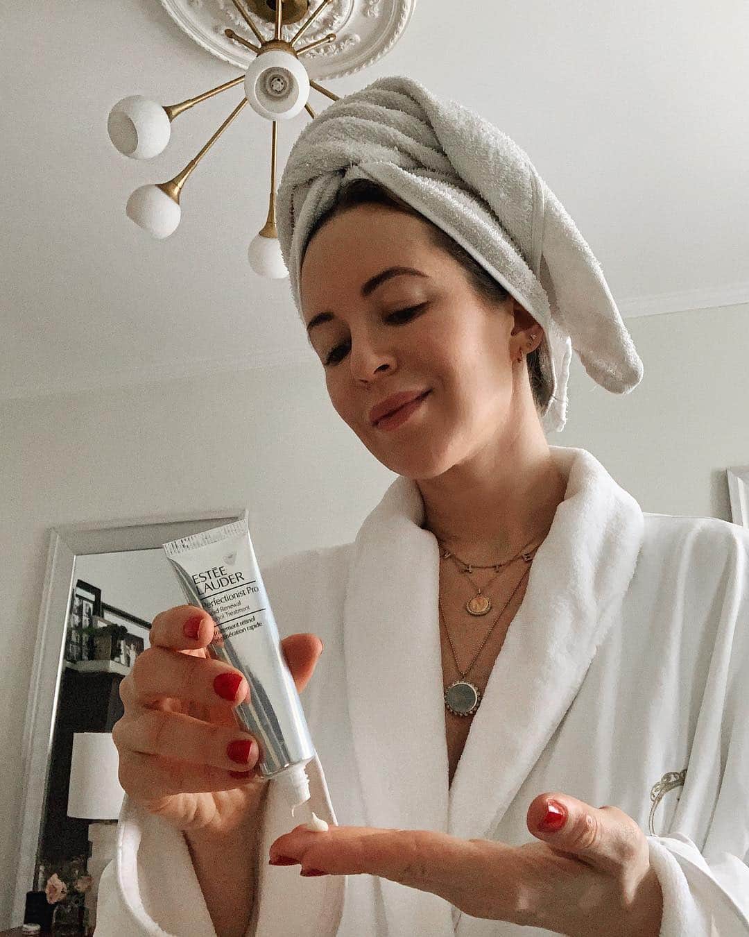 Helena Glazer Hodneさんのインスタグラム写真 - (Helena Glazer HodneInstagram)「#EsteePartner. About to go wash my face and start my third week of using @esteelauder #PerfectionistPro Rapid Renewal Retinol Treatment. I’ve been feeling pretty good about going foundation free and I know that retinol is big factor. One major thing: I really appreciate that their formula (which includes algae, hyaluronic acid and vitamins C&E) is gentle, yet effective. Overtime, my texture has improved and my face just looks more even toned and brighter.」4月4日 11時47分 - brooklynblonde1