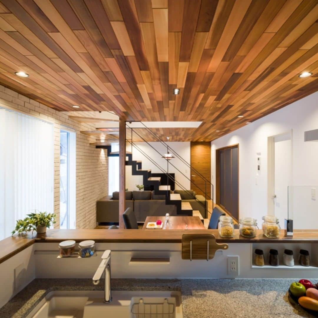 納得住宅工房さんのインスタグラム写真 - (納得住宅工房Instagram)「レッドシダーの魅力！  デザイン性に優れ、ナチュラルでありながらインパクトのあるシダー張りの天井。  見た目だけでなく、素材としてもとても優秀。 ・優れた耐久性 ・木目が直通で安定の加工性 ・低密度による保温と断熱性 ・自然な色の濃淡 ・音響効果  どんな場所でも空間を華やかにしてくれる、頼れる素材です！  #納得住宅工房 #注文住宅 #自由設計 #自然素材の家 #デザイン住宅 #レッドシダー #レッドシダーの天井 #素材の魅力 #インテリア #インテリアデザイン #インパクト #アクセント #ナチュラル #木のぬくもり」4月4日 11時48分 - nattoku_jutaku