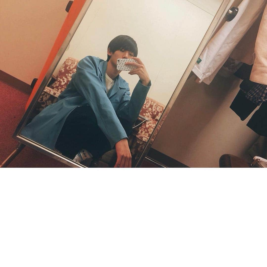 Fuさんのインスタグラム写真 - (FuInstagram)「🌸 いつも僕は季節の移り変わりだとか、 時間の経過だとかに苦しめられている。 誰とも関わることがなくても、 この胸がいたいと叫んでいるのだから、せめて、 世界中のすべての人間が優しいだけだったらいいのに。  無神経のくせに過干渉な人間はずるい。  もしもこの世界が人間の皮でできていて、 それがすべて繋がっているのだとしたら、 この一つの世界を、僕は愛してやらなきゃいけないのかもしれない。  心の平和」4月4日 11時50分 - fu_takahashi_official