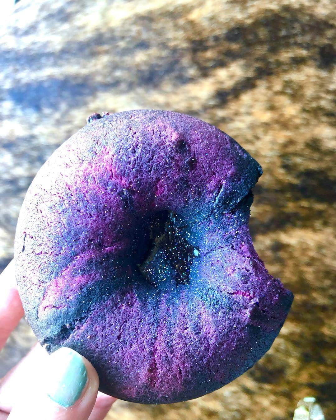 一木美里さんのインスタグラム写真 - (一木美里Instagram)「galaxy cookieee!!!🍪💜💙 . @gansevoortmarketnyc のフードコートでよくご飯を買っていて @duchesscookiesnyc のギャラクシークッキー、このカラーにしてとってもおいしい✨ @lulupokeandbibimbapnyc っていうポケ丼屋さんも好きで食べてました🐟味濃いめだから ちょっと控えめでお願いした方がいいかも💫ブラウンライスにもできます🍚お店やってるコリアンのお母さんがとっても温かい笑顔でなんだか嬉しかった✨ . ミートパッキングの、チェルシーマーケットからも近いところにあるよ✨✨NYって小さなお店でも全部インスタのアカウントある😮 . . #MillyNycNyc#MillyNyc19#Newyork#Nyc#travel#trip#sweets#ニューヨーク#ニューヨーク旅行#インスタ映えスイーツ#galaxy#instagood」4月4日 11時51分 - misato_ichiki