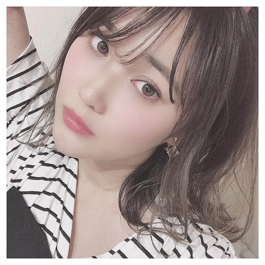 清家麻里奈のインスタグラム：「#chest で #ヘアカット #カラー #トリートメント (#ケラスターゼ )をしてきました👀✨4月になったので気持ち新たにバッサリ17センチくらいかな？さよならしてきました😊もう頭が軽い👀wシャンプー楽だわぁ💗そしてカラーは #三大寺さん に全て #お任せ しました❗️笑  全部丸投げしても絶対に可愛くしてくれるから安心してお任せ✨✨ #モノグレージュ に #ハイライト を細かくいれてめっちゃ可愛い髪色になりました💗💗💗嬉しい😆✨トリートメントして髪サラッサラだしるんるんです♪三大寺さんいつもありがとうございます✨ ( @sandaiji_chest )  #髪の毛 #神戸ヘアサロン #関西ヘアサロン #newhair #newcolor  #ヘアチェンジ」