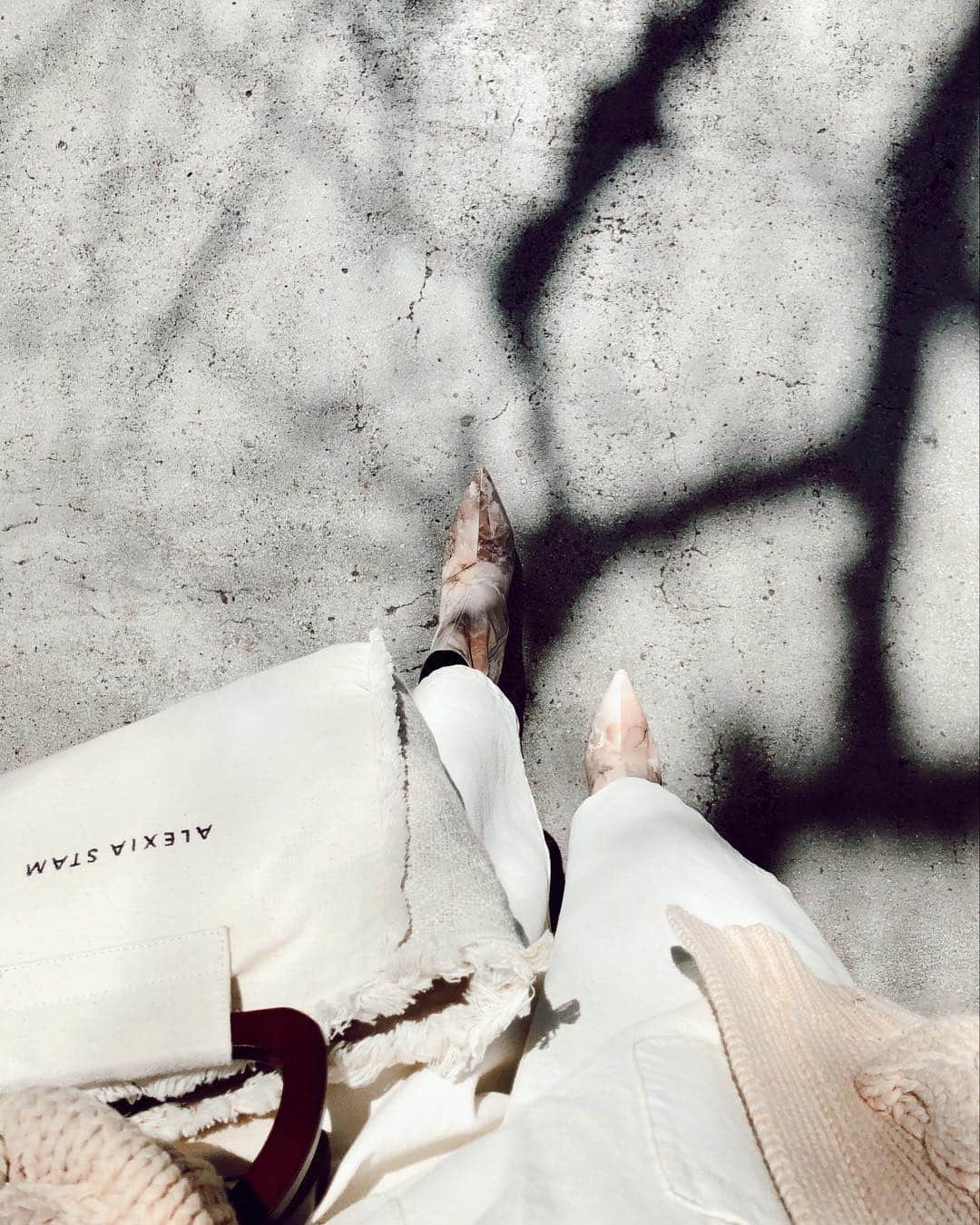 山中美智子さんのインスタグラム写真 - (山中美智子Instagram)「さくら色 を散りばめたくなる季節 🌸  knit & Bag @alexiastam_official  shoes @yelloshoes_official」4月4日 11時52分 - alexiastam1988