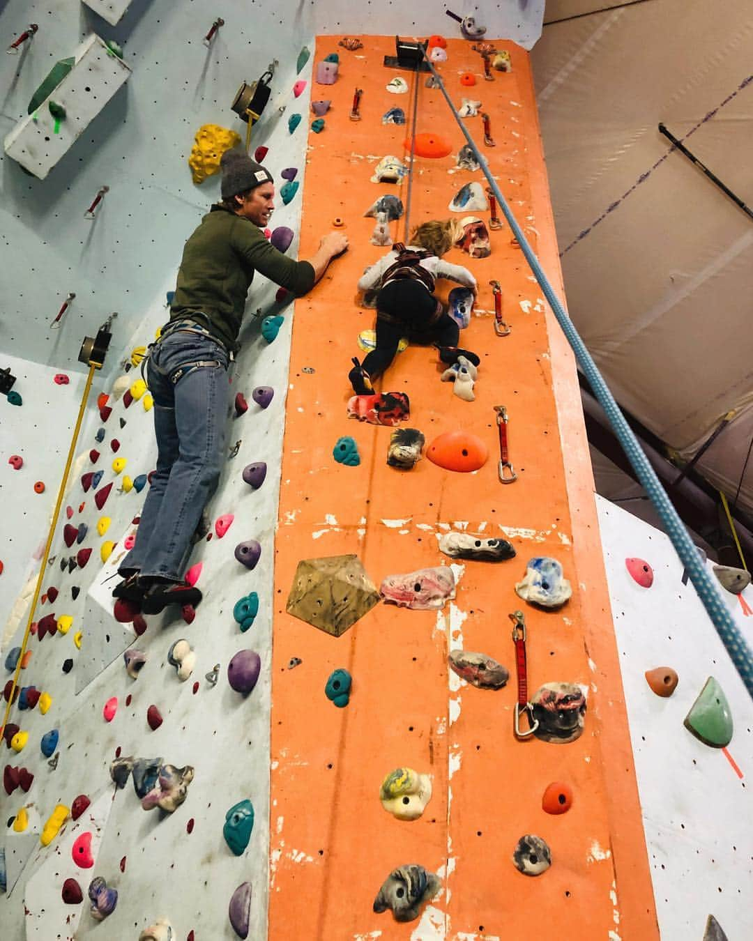 ダニエラ・ルーアさんのインスタグラム写真 - (ダニエラ・ルーアInstagram)「Just a little girl learning how to climb her way through life one step at a time, putting in the hard work and smiling all the way to the top. — Apenas uma menina a aprender a trepar pela vida acima, um passo de cada vez, a fazer esforço e de sorriso na cara até ao topo. . . #daddyanddaughter #paiefilha #climbing #indoorclimbing #familytime #family #kids #dave #hubby #sierraesther #minime #blondie #girlcandoit #stronggirl #raisethemstrong #raisethemsmart #love #bliss #Idaho @tetonrockgym」4月4日 12時03分 - danielaruah