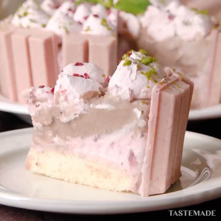 のインスタグラム：「🍓キットカットのピンキーアイスケーキ💕⠀⁣⠀ ⠀⁣⠀ スマホアプリはレシピを簡単に探せるよ📲⠀⁣⠀ ダウンロードはプロフィールのURLをクリック👆⠀⁣⠀ ⠀⁣⠀ ■材料⠀⁣⠀ ⠀⁣⠀ 15cm型⠀⁣⠀ ストロベリーキットカット　13個⠀⁣⠀ チョコアイス　300g⠀⁣⠀ ストロベリーアイス　300g⠀⁣⠀ スポンジ　1枚⠀⁣⠀ ⠀⁣⠀ 《ストロベリーホイップクリーム》⠀⁣⠀ 生クリーム　100g⠀⁣⠀ いちごジャム　50g⠀⁣⠀ ⠀⁣⠀ ピスタチオ　適量⠀⁣⠀ ドライベリー　適量⠀⁣⠀ ⠀⁣⠀ ■手順⠀⁣⠀ ⠀⁣⠀ 【事前準備】⠀⁣⠀ 生クリームにいちごジャムを加え、ツノが立つまでホイップしておく。⠀⁣⠀ ⠀⁣⠀ 1. 型の周りにキットカットを並べる。⠀⁣⠀ 2. スポンジを押し込む。⠀⁣⠀ 3. ストロベリーアイスを入れ、平らにならす。⠀⁣⠀ 4. その上からチョコレートアイスを入れる。⠀⁣⠀ 5. 冷凍庫で固まるまで冷やす。⠀⁣⠀ 6. 固まったら上からホイップクリームを絞り、ピスタチオとドライベリーを飾ったら完成！⠀⁣⠀ ⠀⁣⠀ #food #foodie #cooking #recipe#tastemade #japan #japanese #japanesefood #sweets #dessert #strawberry #kitkat #icecake⠀⁣⠀ ⠀⁣⠀ #料理 #クッキング #レシピ #おうちご飯 #おうちごはん #おうちカフェ #スイーツ #デザート #おやつ #お菓子作り #いちご #キットカット #アイスケーキ」