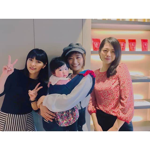 安枝瞳さんのインスタグラム写真 - (安枝瞳Instagram)「. もう4月入ってしばらく経つけど 3月最後の週末に 事務所の大先輩、吉岡美穂さんに年末初めてお会いできたご縁で誘っていただき、 AKINAさんのライブとお2人のトークショーをチビえださんと見に行ってきました☺️✨ . 子供OKの大人の音楽が聴ける場所って こんなに少ないのか…！ って私もちょうど思ってたところで AKINAさんもそんなことを思って 自分でやっちゃおう！と始められたそうです。すごい！ . その最初のお話だけで 来てよかった感満載だったのに 素敵な歌声を聴かせていただき… うちの子はライブまでガヤガヤしてたのに AKINAさんの歌を聴き始めたら即寝😳 というわけで美味しいデザートと歌をゆったり堪能できました！ . AKINAさんは一児、吉岡さんは三児の母！ 私にとってはまだまだ未知の領域の話だったり、教育の話だったり ためになるお話も沢山聞けました(^^)♡ あとフラッシュカード！ 私が楽しかった。笑 . 来場されてた方もうちより小さな子もいて なんだかほんわかしかしない場所でした😊 子供ちゃんいるママさん友達誘ってまた行こうー😍 . 吉岡さん！ 気にしてくださってお誘いいただき ありがとうございました😍😍」4月4日 11時57分 - hitomiyasueda