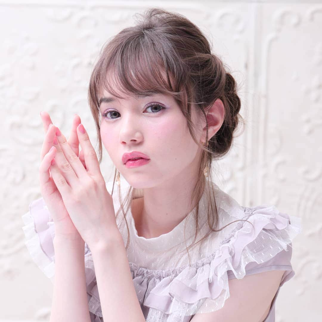 モテビューティー公式さんのインスタグラム写真 - (モテビューティー公式Instagram)「@ayamarshofficial #マーシュ彩 ちゃんイメモ💕. 今日のカラーは「#エアリーグレージュ 」だよ🎉 . エアリーシリーズの中でも、特に人気のエアリーグレージュ💕 . 発色良いハーフ系グレーなんだけど、ぼかしフチでふわ～っと優しい印象にしてくれるから 意外と派手にならずニュアンスで使えるのがポイント😍 . 新色シリーズは、瞳に優しい ＵＶカット機能つき👋❌☀️ . 詳細は、プロフィールのURLからどうぞ👌 @motecon_official . #Motecon #モテコン #エアリーマンスリー #エアリーグレージュ #Seventeen #カレウケ #モテコン公式 #カラコン #カラーコンタクト #カラコンレポ #メイク #メイクアップ #アイメイク #コスメ  #美容 #女子力 #インスタ映え #イメチェン #可愛くなりたい #BeautyAura #Beauty #cosme #make #eye #eyemake #Moteマーシュ #Mote78」4月4日 11時58分 - motecon_official